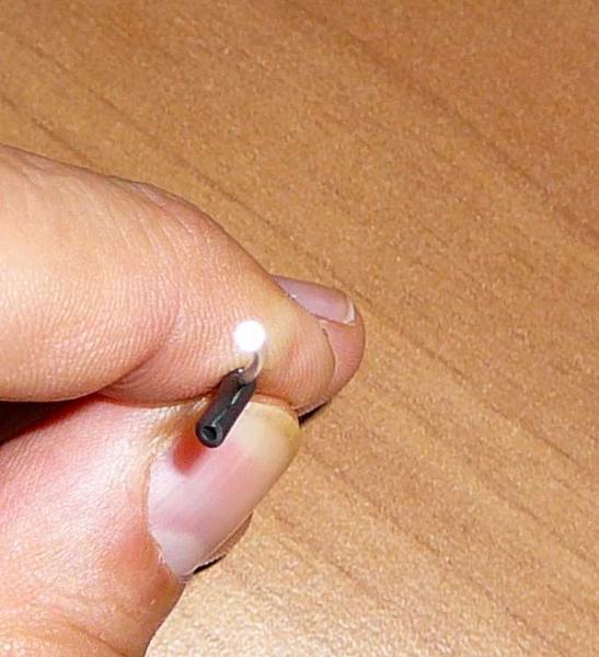 Ugyanez vakuval. A megvilágítása egy Mol kútról származó tekerős Varta zseblámpával történt. Annak elég erős fénye van, de még nem PowerLED.