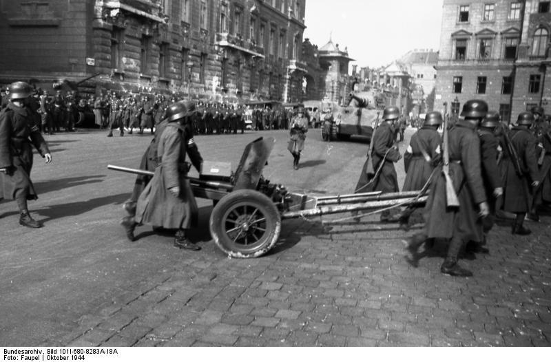 Bundesarchiv_Bild_101I-680-8283A-18A,_Budapest,_Pfeilkreuzler