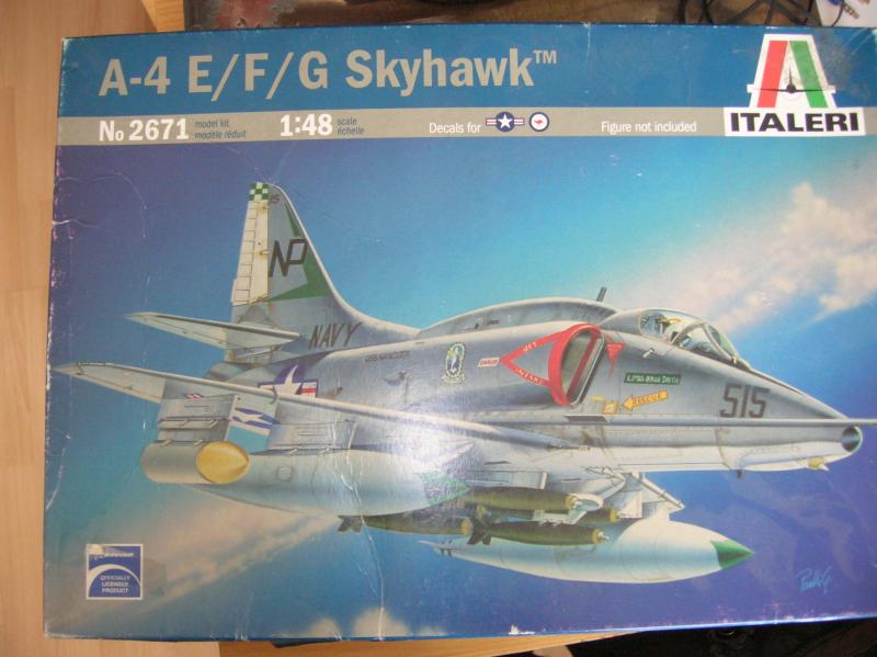 A-4 E/F/G Skyhawk

1/48-as törzs és szárnyak a keretekről lebontva. Én is így vásároltam. Ettől eltekintve a kit hiánytalan, gyönyörű matricalappal(lásd következő kép).
