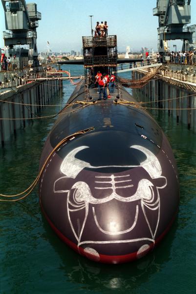 USS_Chicago_(SSN_721)_with_bulls_logo_undocking[1]