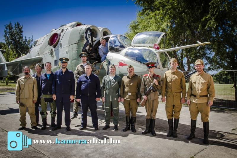 _MG_7109

résztvevők egy része egyenruhában a Mi-24-es előtt