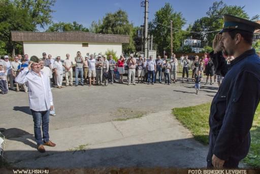 _MG_7091

Vándor Károly, a múzeum alapítója jelent Pável Belenyin alezredesnek, az 1. gárdaezred utolsó epk. helaettesének a nyílt napon a Szovjet repültér titkai múzeum előtt. 