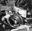 1940. Honvédségi gépkocsi vezetők viccelődnek (Hanomag 1.3 gépkocsi)