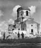 1942. Magyar katonák a Don-kanyarban a lerombolt Goldajevka templom mellett