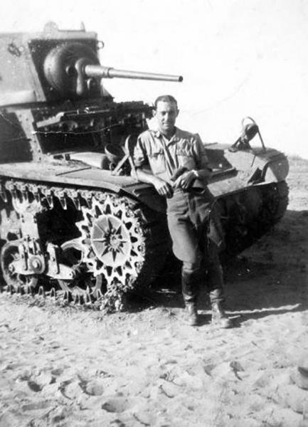 1943. Magyar katona egy zsákmányolt M3 Stuart harckocsival. Az USA tankokat is szállított a Szovjetuniónak a németek és szövetségeseik (olaszok, magyarok, románok) elleni harchoz.