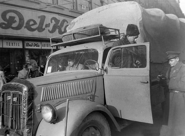 1950. Igazoltató rendőr a Nagykörúton