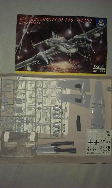 Italeri Bf-110 G4/R3 / 1:72 / 1800Ft

Italeri 039 / [B]Bf-110 G4/R3[/B] / 1:72 / 1800Ft nem saját doboz, pilóta fülke belseje összeállítva és egy alap szürke festés rajta