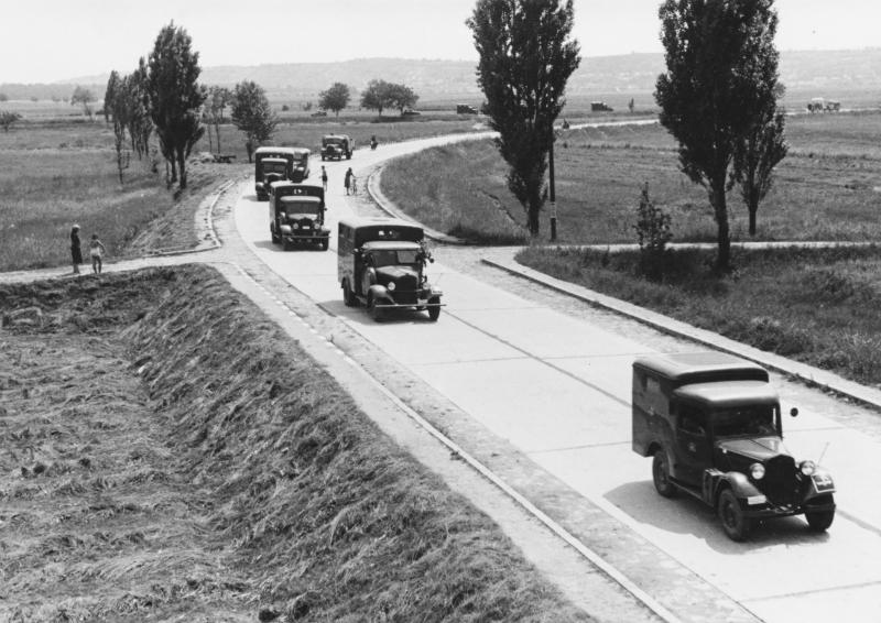 1942_fortepan_43786

Oszlopban ismét, kicsit hátrébb...