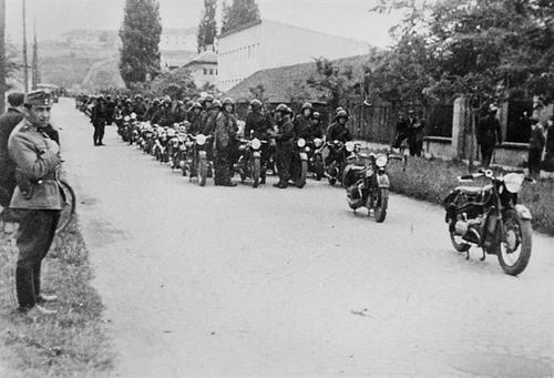 Magyar motoros egys__gek Ujvid__k 1941

Itt meg egy csomó szóló motor.