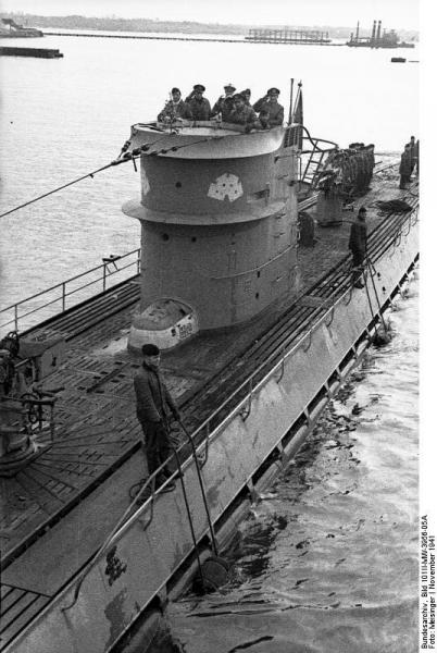 Bundesarchiv_Bild_101II-MW-3956-05A,_Frankreich,_Lorient,_U-107