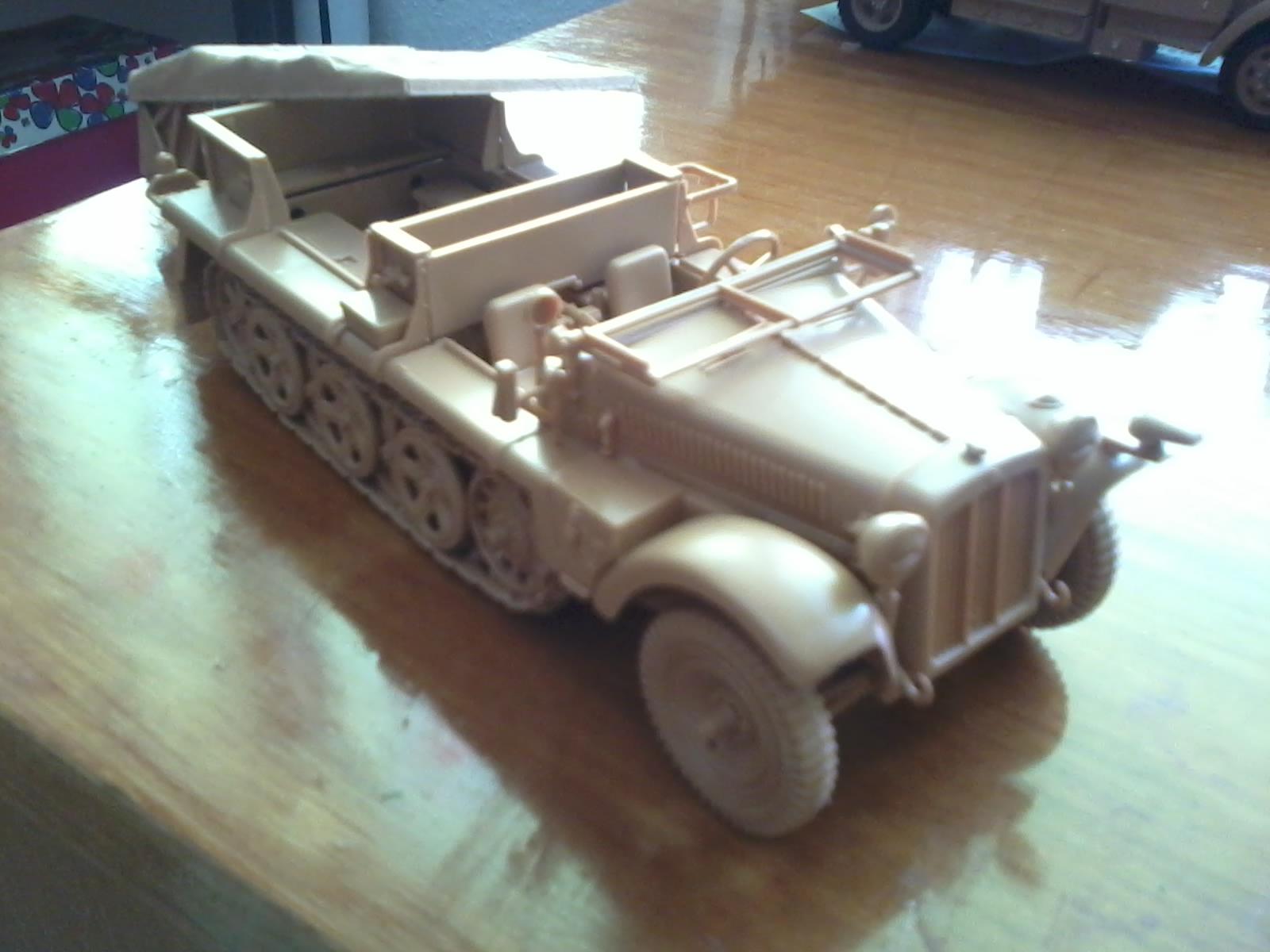 No.6443 Italeri Sd.KFZ 10 Demag D7 1:35 hiánytalan dobozával 3000 összeragasztva,festetlenft