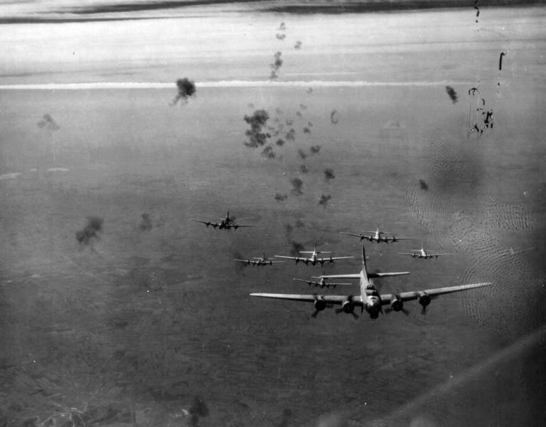 Debrecen, térsége 1944.szeptember 21., B-17 Flying Fortress bombázógépek köteléke légvédelmi tűzben.