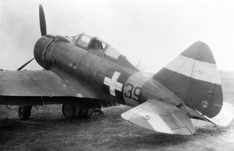Tapolca, repülőtér, 1944. április 13. Kass Ferenc őrmester légiharcban megsérült MÁVAG Héja II. vadászrepülőgépe.