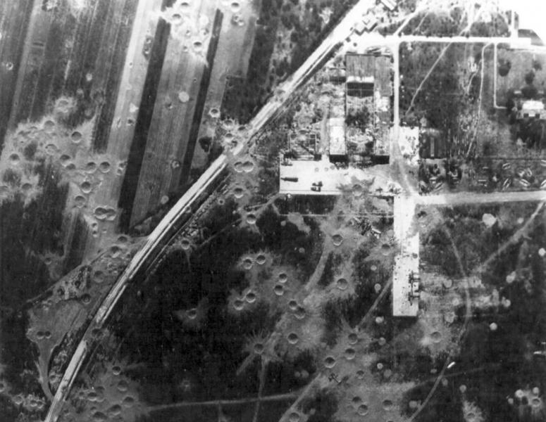 Tököl, a repülőtér bombázás után, a Dunai Repülőgépgyár Rt. szerelőcsarnoka 1944-ben