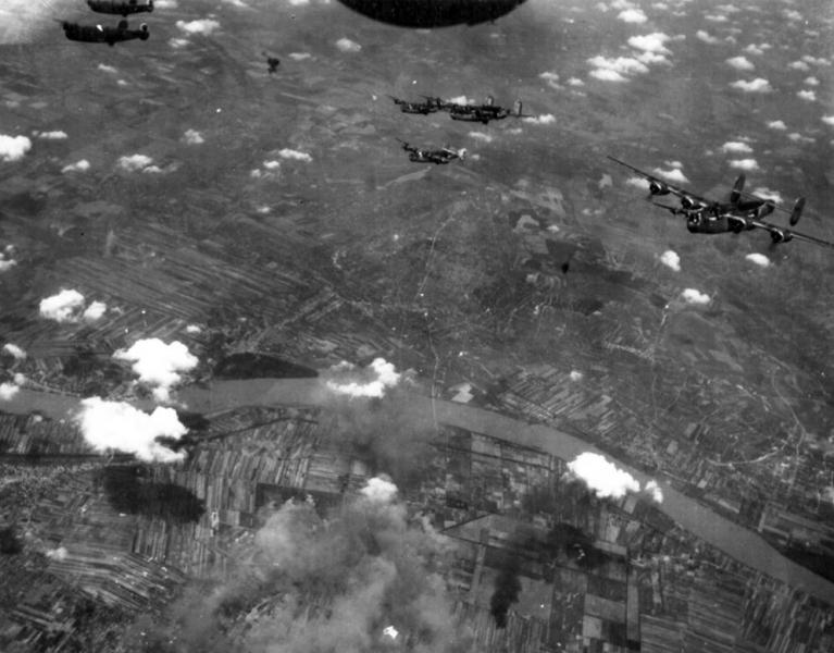 A tököli repülőteret bombázó B-24 Liberátorok.