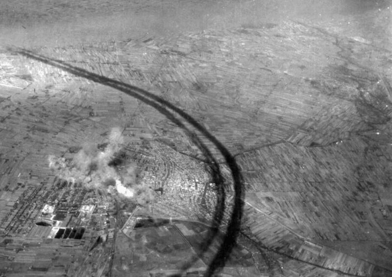 Békéscsaba, a város ipartelepének bombázása 1944-ben.