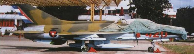 A 420-as kubai F-13, talán egy múzeum udvarán.