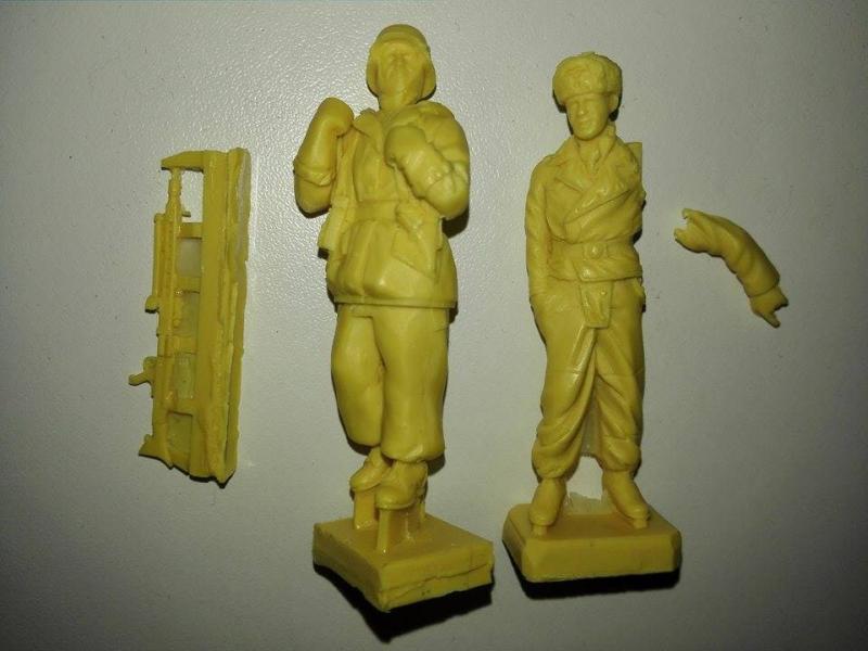 1:35 eredeti resination figurák 2db 3500 ft