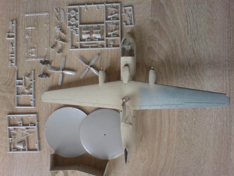 Fujimi E-2C, a képen látható módon megkezdve. Matrica, összerakási rajz nincs!