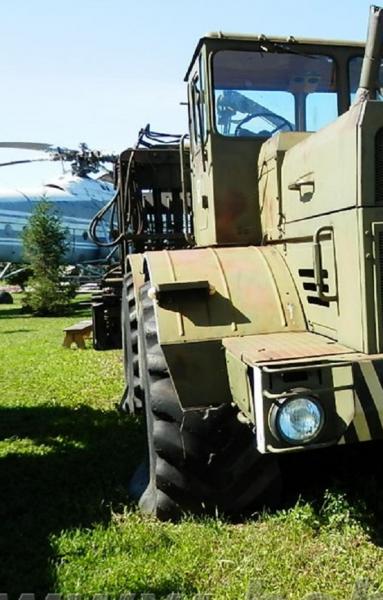 K-700_Kirovets_photo_01