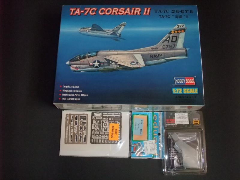 1/72 Hobby Boss  TA-7C Corsair II + EDU rézmaratással és Wolfpack felhajtható szárnyakkal