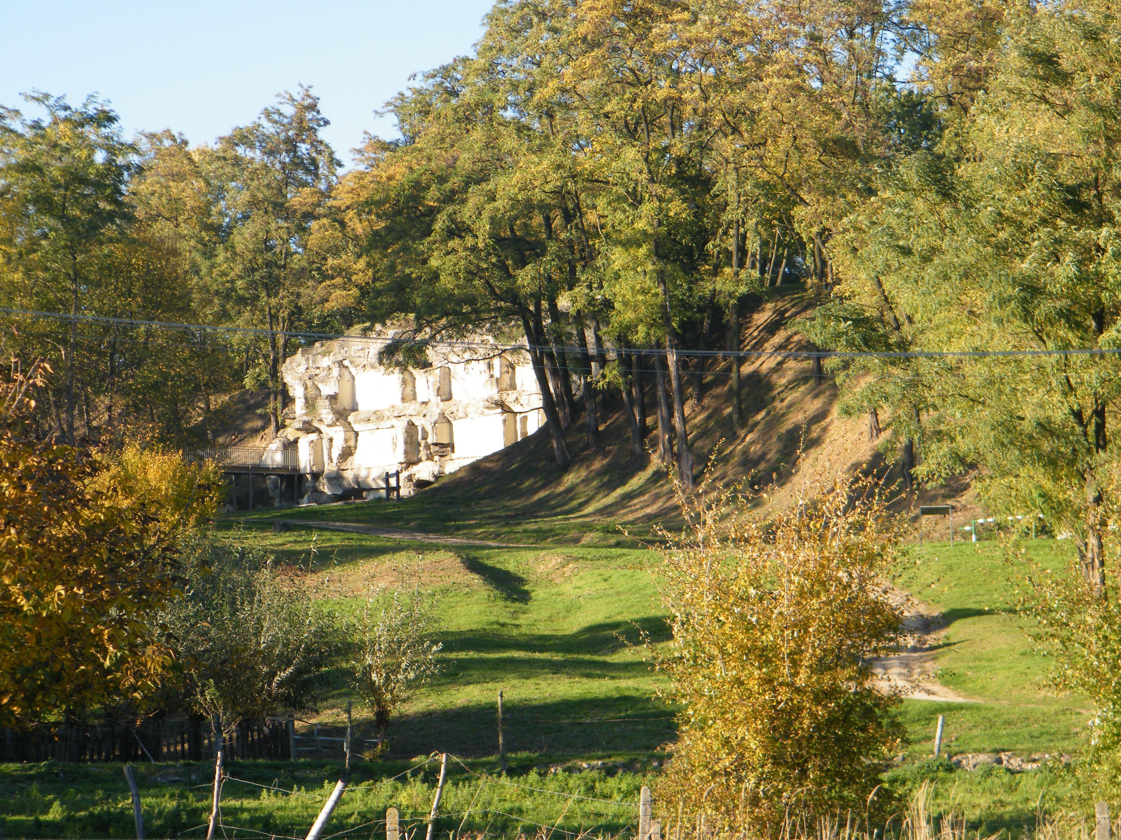 A XIII. erőd, a San Rideau. A sáncokat és külső védműveket teljesen benőtte az erőd fénykorának idején gondosan irtott növényzet
