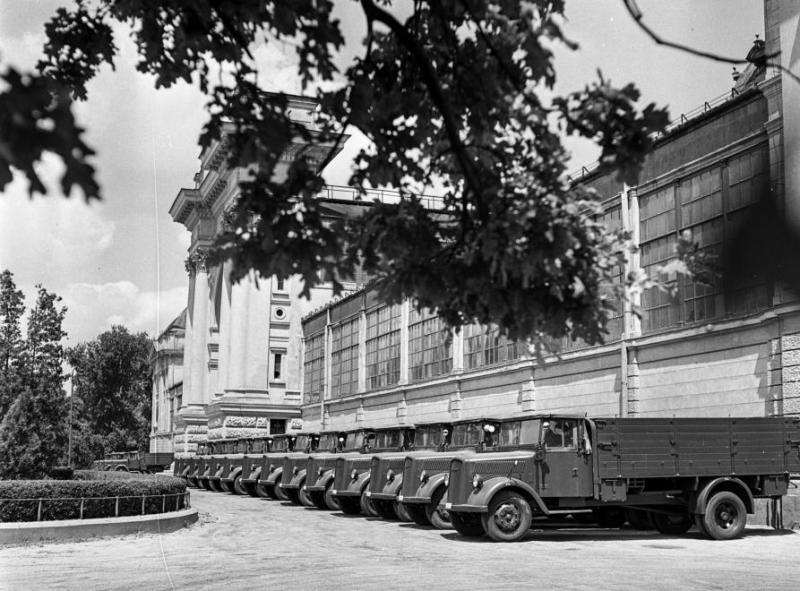 1943 Hadianyagraktárnak használt Iparcsarnok Opel Blitz 01