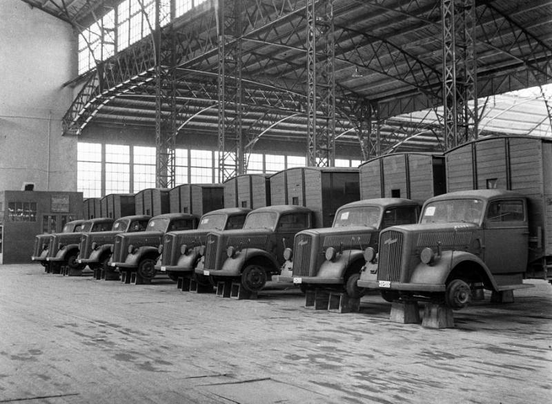 1943 Hadianyagraktárnak használt Iparcsarnok Opel Blitz 03