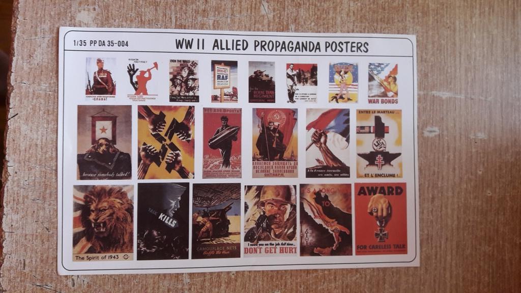 25

Propaganda poszterek. 800 Ft