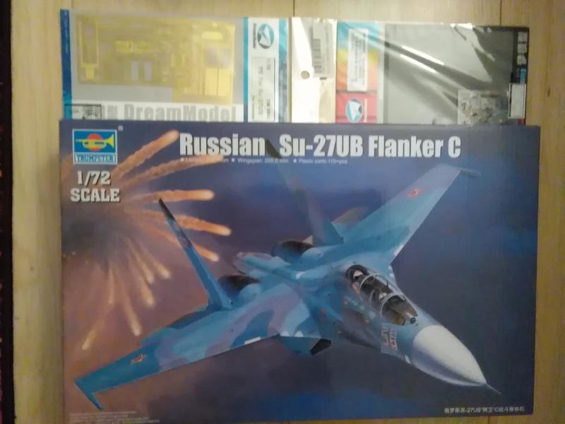 Su-27 plusz kieg.

1/72 új 7.000,-