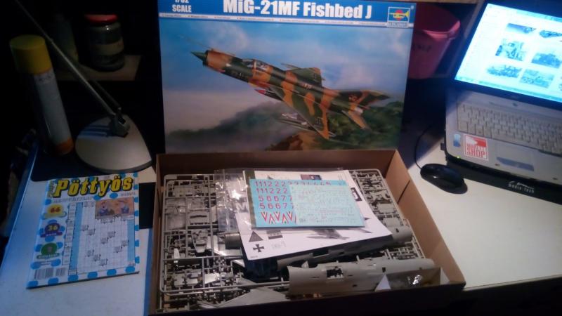 1/32 mig-21 magyar matricával 16000ft