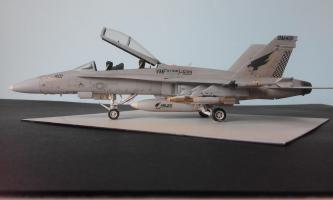 Hornet

 Hasegawa F/A-18D tisztán dobozból, Italeri futószárakkal felvértezve. (2004)