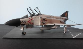  F-4J 

Revell alap+ Italeri orr eredménye F-4J (2005) (típusismeret hiányára visszavezethető hiba: téves főfutó felni) Jó kivehető a gyárilag pontatlan főfutó akna ajtó és a függőleges vezérsík előre "leejtő" teteje.