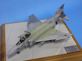 F-4S 

Revell alap + Hasegava orrkúp eredménye F-4S. Ferris sémával és Italeri matricával. Festésének "zöldes" színe hibás átváltás eredménye. (2008)