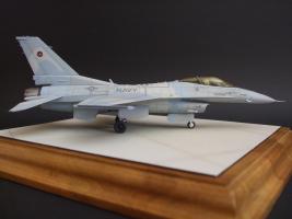 Hasegawa F-16N

Hasegawa F-16N a TopGun tiszavirág életű Viperája. Hosszú  buktatókkal teli építés után tűrhető végeredmény..... (2012-2018)