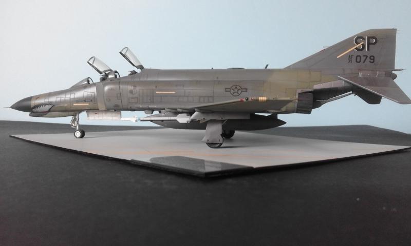 F-4E Revellből

F-4E Revellből EURO I. festéssel. A főfutó akna ajtaja és a svanc tetejének hibája korrigálva. A TISEO saját gyártmány, a réselt stabilizátor feljavított Hasegawa. (2006)