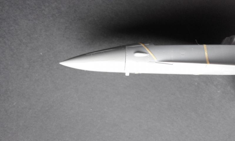 Tamiya-Revell viszony orrkúpilag...........
( a Revell orrkúpnak másolás előtt kialakítottam a csúcsát gyurmából, hogy az öntvények hegyesek legyenek. Túlságosan vissza van vágva a fém pitotcsövekhez. Egyrészt gyári állapotában sokat kellene tömíteni a kényes területet, másodsorban esetleges "etikai" akadálya is élhárul a reprodukálásának: már nem gyári- hanem"feljavított")