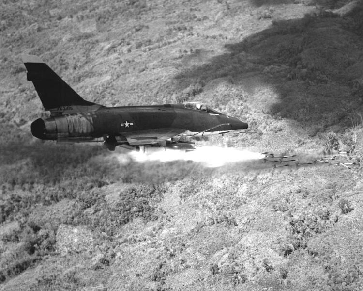 1280px-F-100D_firing_rockets_Vietnam_1967.JPEG