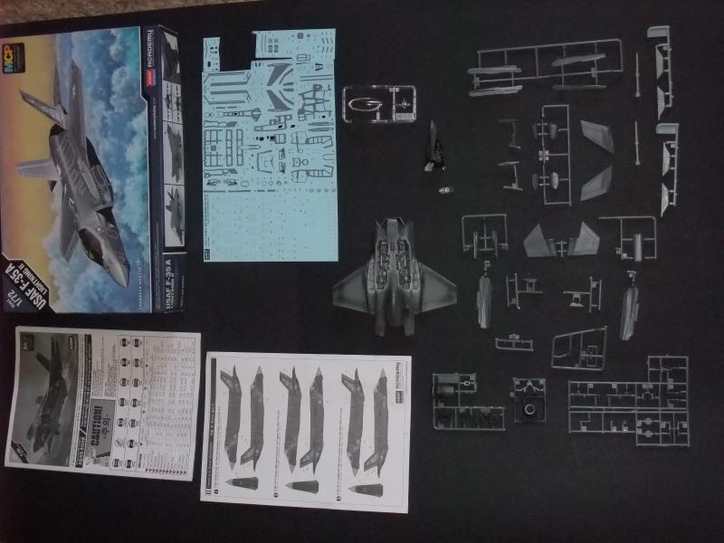 1/72 Academy F-35A Lightning II. , félig összerakva ; 5000.-