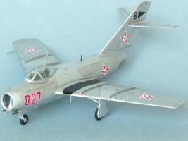 Mig-15bis

Hobby Boss 80263, orrfutó átszabva, Humbrol Enamel ecsettel, orrsúlyok kifelejtve