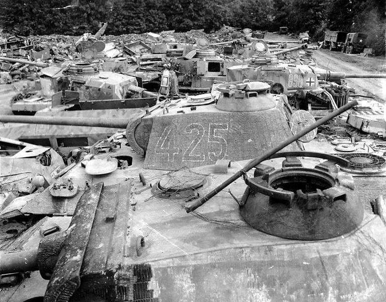 767px-Panther_tanks_Normandy_P013441