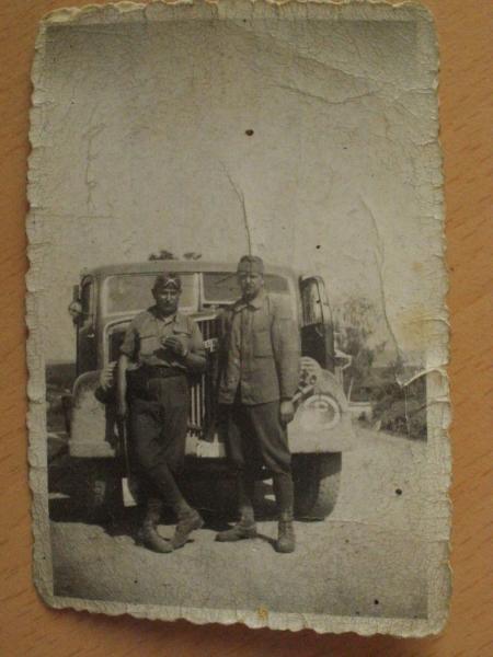 kismeretu-foto-a-hatuljan-irassal-katonak-a-csepel-teherauto-elott-1941-junius-november-kozott-75bb_1_big