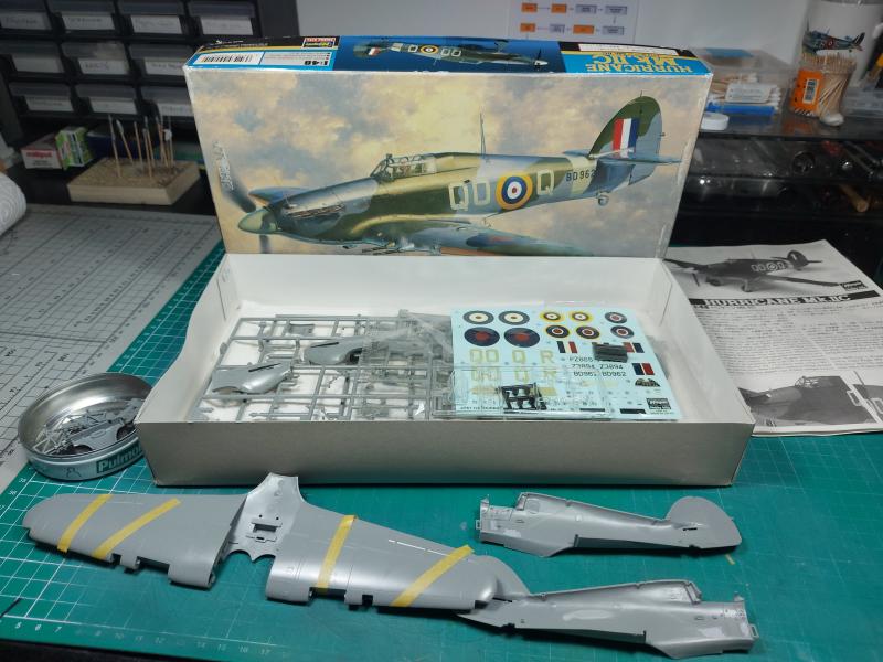 Hasegawa 1/48 Hurricane Mk.IIc (JT51) törzsfelek, szárnyak, orrburkolat és kabin alkatrészei leválasztva, kabinban a kilökőtüske nyomok tömítve, de nem csiszolva (hozzám is így került) + Eduard FE253 maratás + gyanta kipufogók (ismeretlen másolat): 8.000Ft