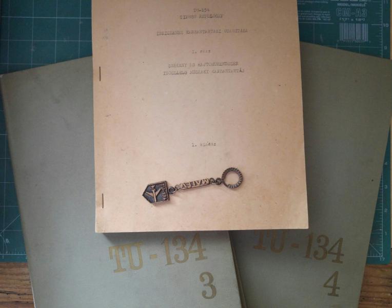 Tupoljev kézikönyvek és kulcstartó 6000Ft
