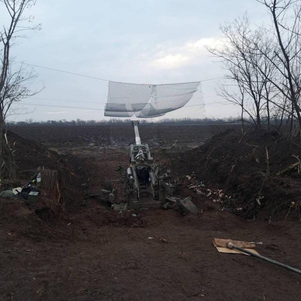 Drónfogó háló egy M777 üteg felett Ukrajnában