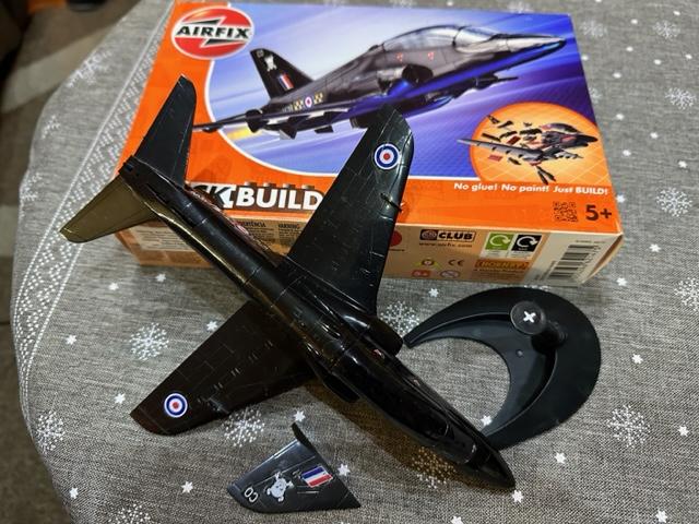 HAWK

2500 Ft   Az állvány és a farok csatlakozása törött.