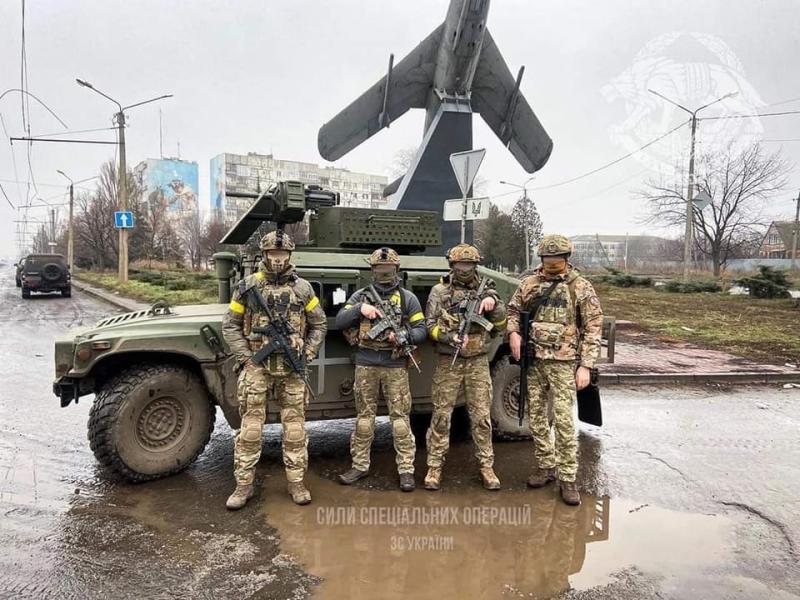 Ukrán katonák a bahmuti MiG-17 előtt
