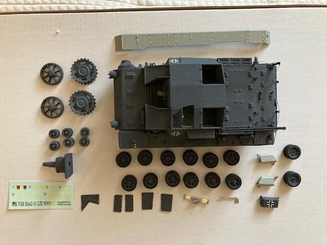 6.000 ft+posta  Elkezdett Dragon Stug III. a képen látható állapotbanDoboz,összerakási, lánc nincs hozzá,csak ami a képeken van!