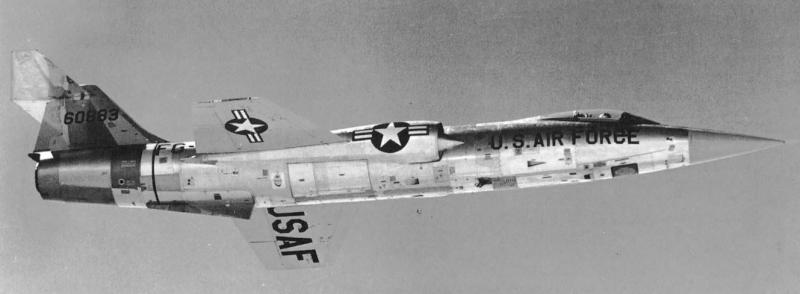 F-104C

Csak érdekességként: Az első sorozatgyártott "C" változat NATÚR!!! állapotban. Jól elkülönülnek az alsó felület szerelőnyílásai, illetve megfigyelhető a szárny alsó felületének színe. NEM fehér!! (viszonyítás a felségjelzés csillaga) Sokszor a festési útmutatók a szárny tetejéhez hasonlóan fehérnek jelzik)