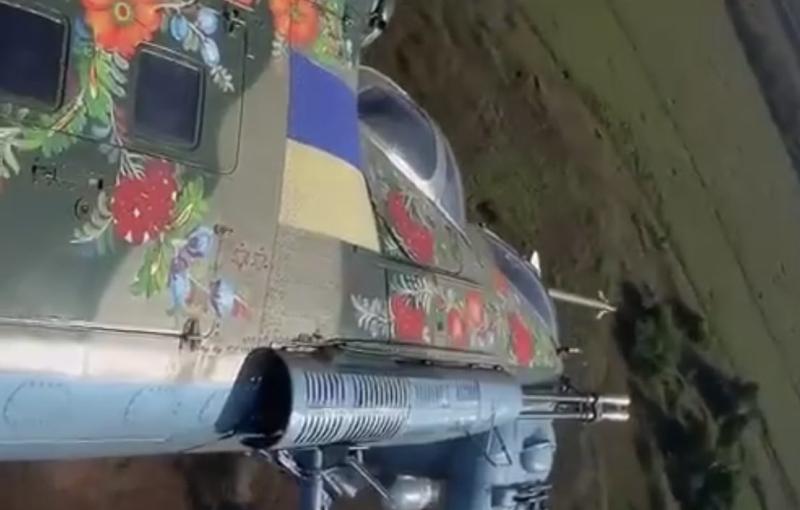 Virágmintás ukrán Mi-24P a levegőben